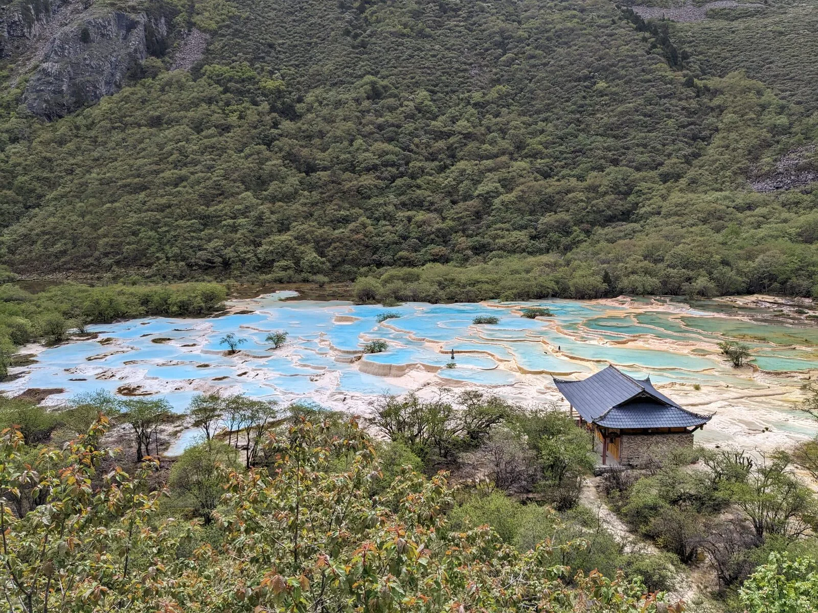 Bassins de travertin turquoise de Huanglong, préfecture d’Aba au Sichuan, étape culturelle du voyage pêche et culture